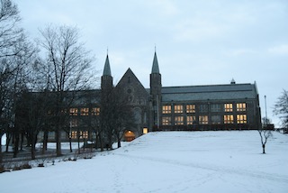 Het hoofdgebouw van NTNU, onvergelijkbaar met HG