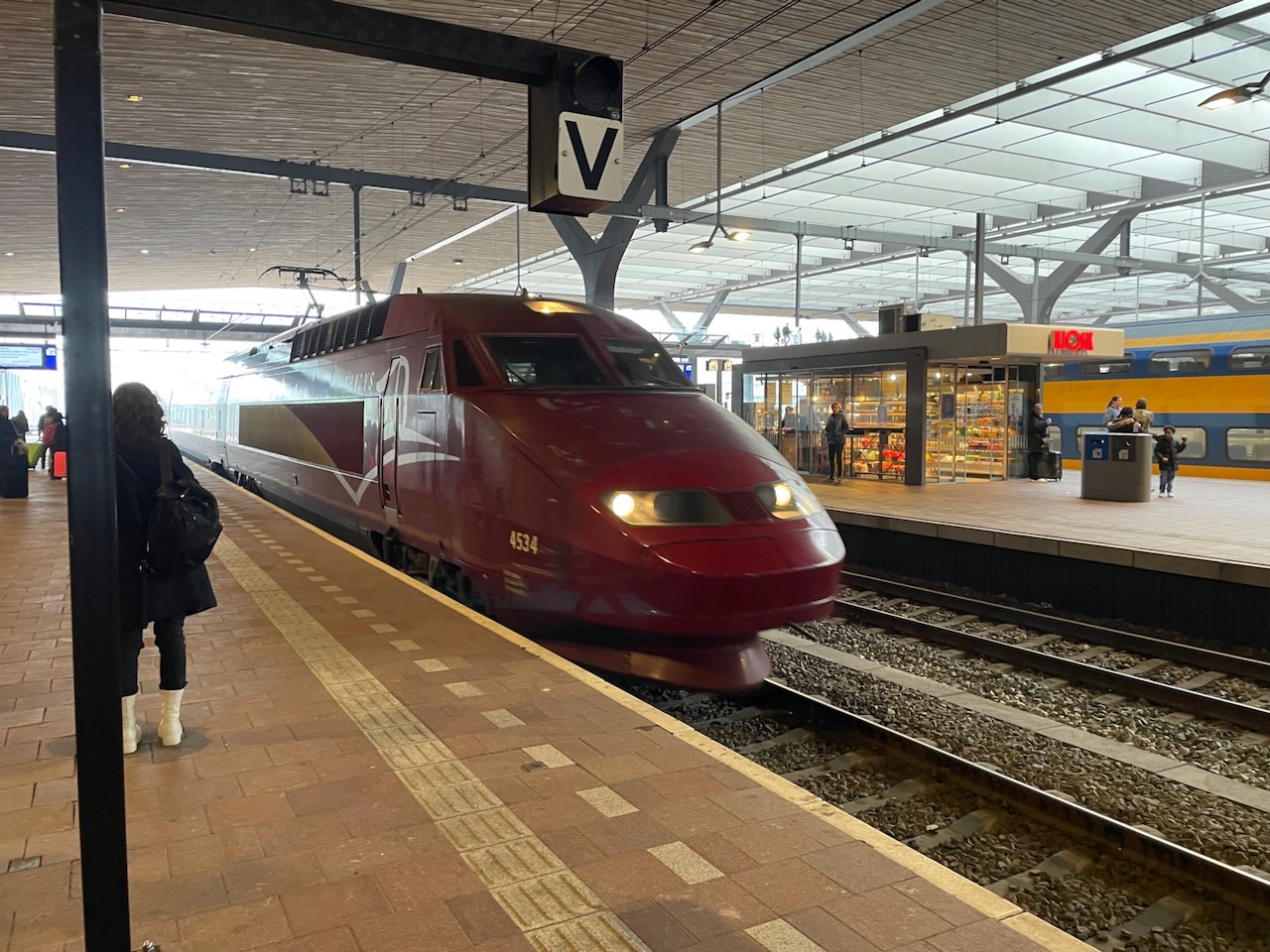 Thalys 4534 rijdt Rotterdam Centraal binnen