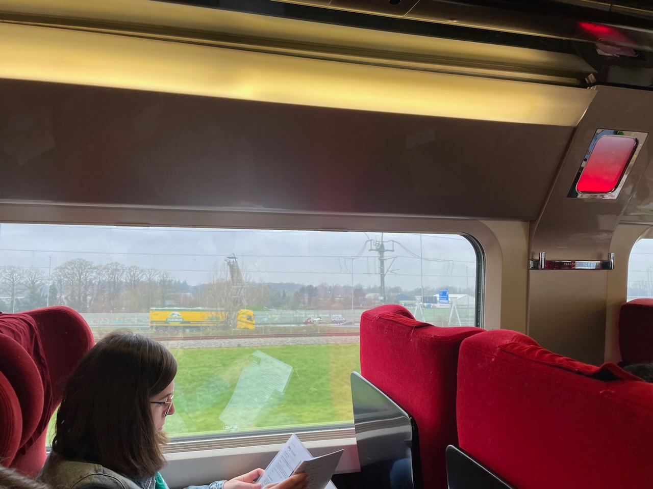 Opa en oma zwaaien vanaf de Bliksemschicht bij Breda