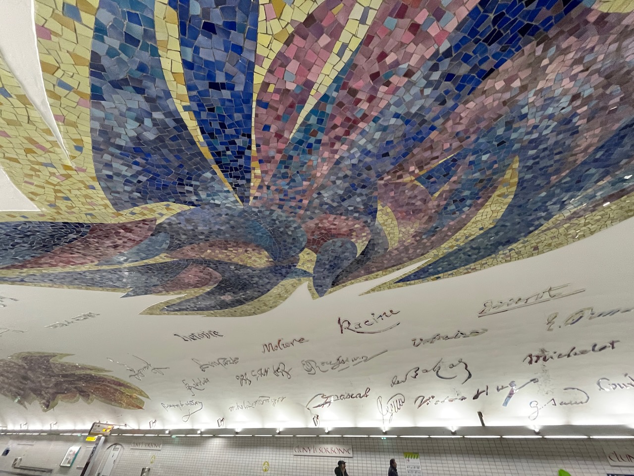 Het mooie mozaiekplafond van station "Cluny - la Sorbonne"