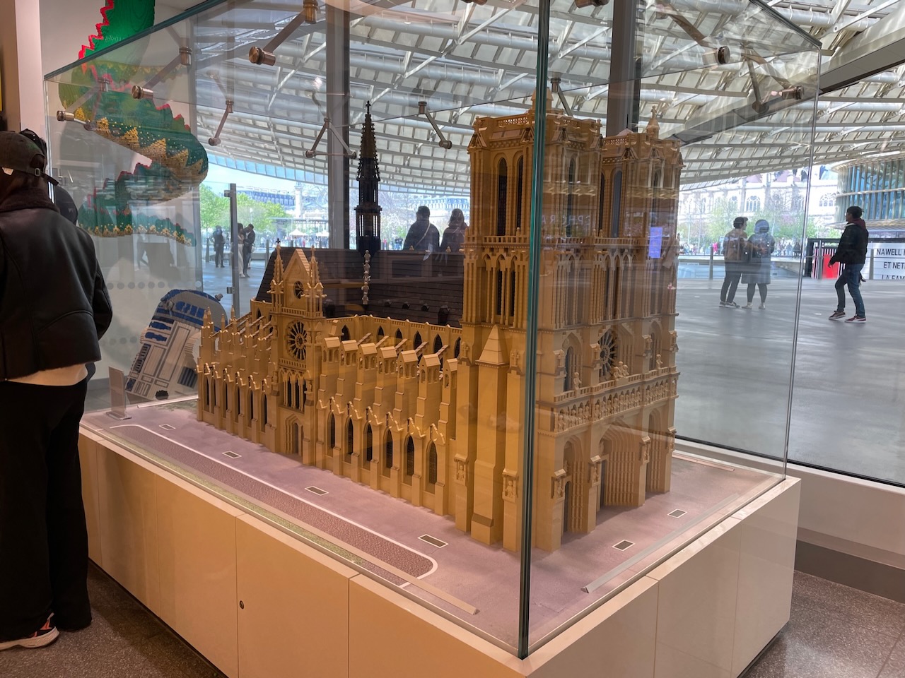Notre Dame de Paris in LEGO (104.432 bricks, 238 kg, 730 uur bouwen)